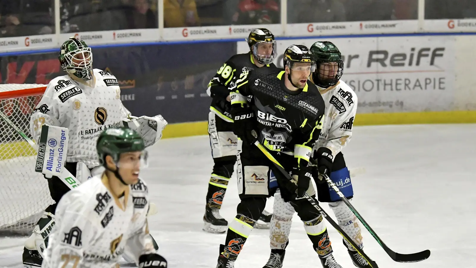 Michael Kirchberger (Zweiter von rechts) und der ERSC Amberg kennen die Erding Gladiators bestens. Diese Szene stammt auf dem Play-off-Viertelfinale der Vorsaison. (Archivbild: Hubert Ziegler)