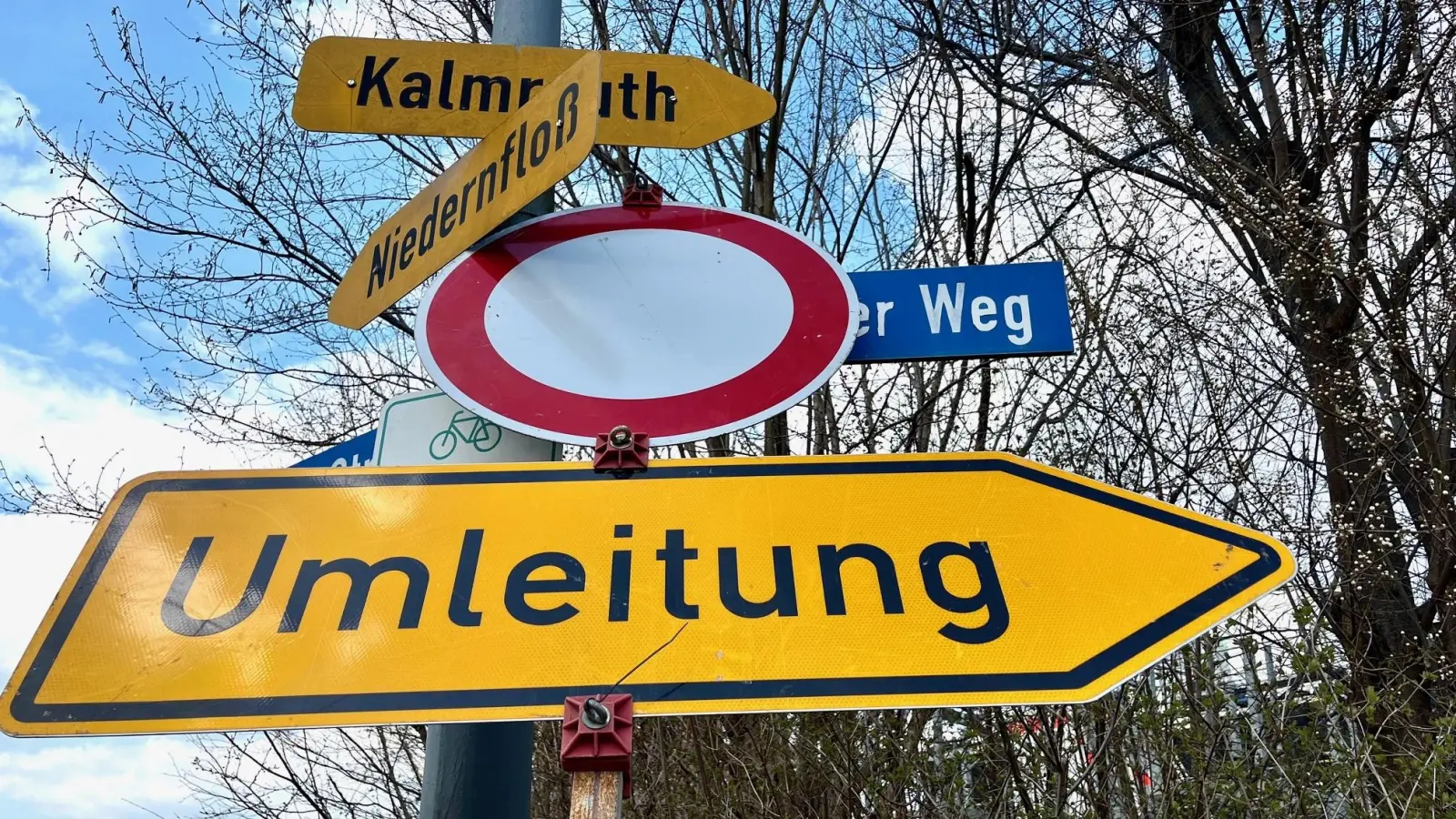 Ein Teil der Püchersreuther Straße in Floß wird ab Montag, 7. April, voll gesperrt.  (Bild: Gabi Schönberger)