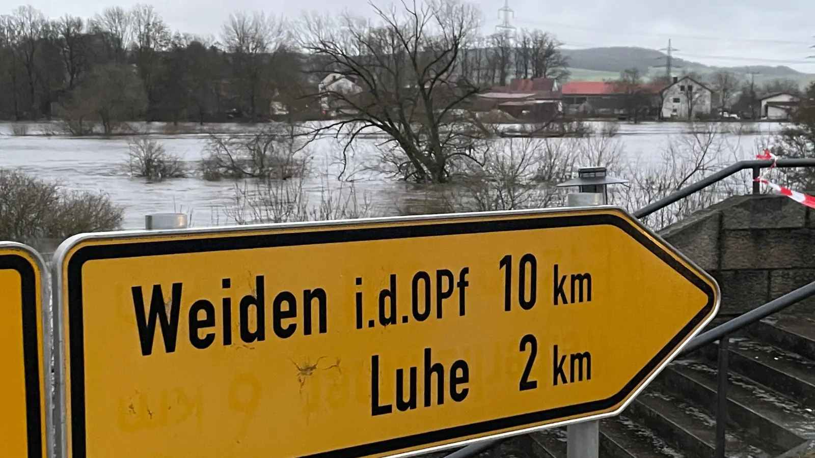 Auch in Luhe-Wildenau im Landkreis Neustadt W/N ist der Pegel über die Ufer gestiegen. (Bild: Stefan Zaruba)