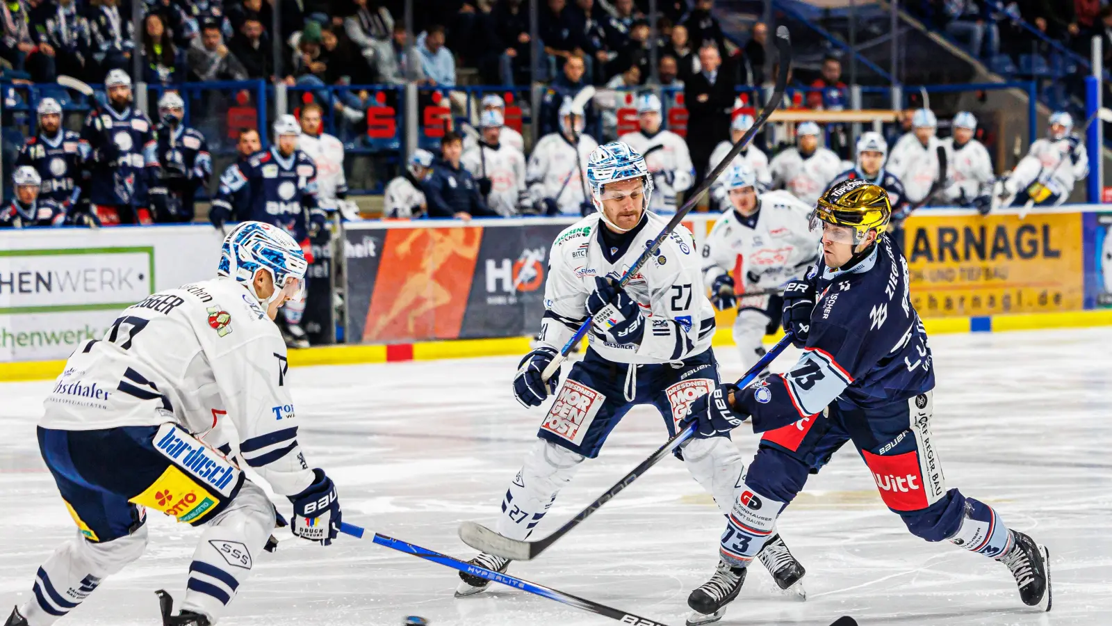 Das Duell Dane Fox (Mitte) gegen Tomas Rubes (rechts) wird es am Freitagabend nicht geben: Der Kanadier in Diensten der Dresdner Eislöwen wird wegen eines Doping-Ermittlungsverfahrens nicht mit zum Gastspiel bei den Blue Devils Weiden anreisen. (Archivbild: Werner Moller)