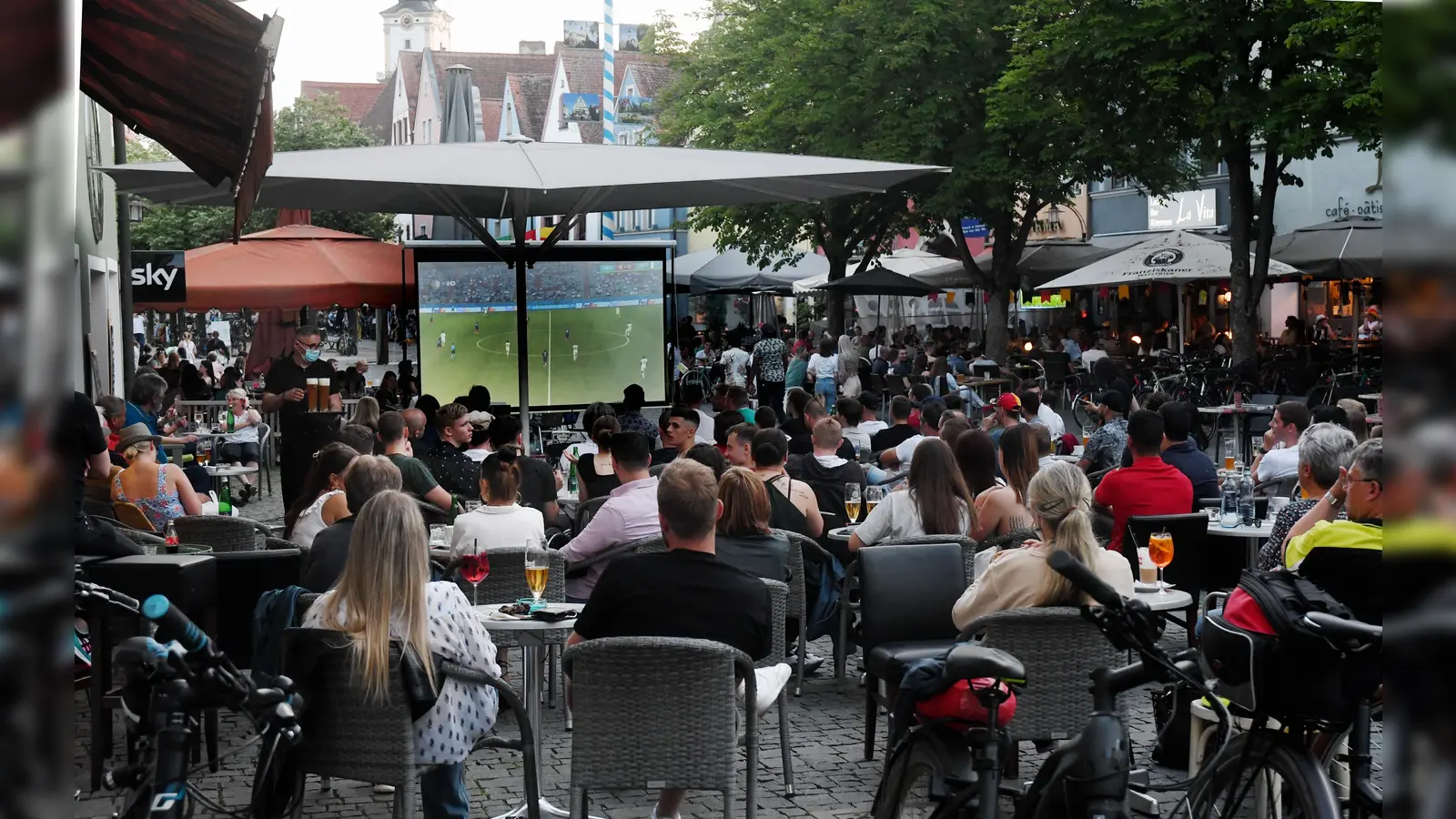 So sah das Public Viewing in der Weidener Fußgängerzone bei der Euro 2020 aus. (Bild: Gabi Schönberger)