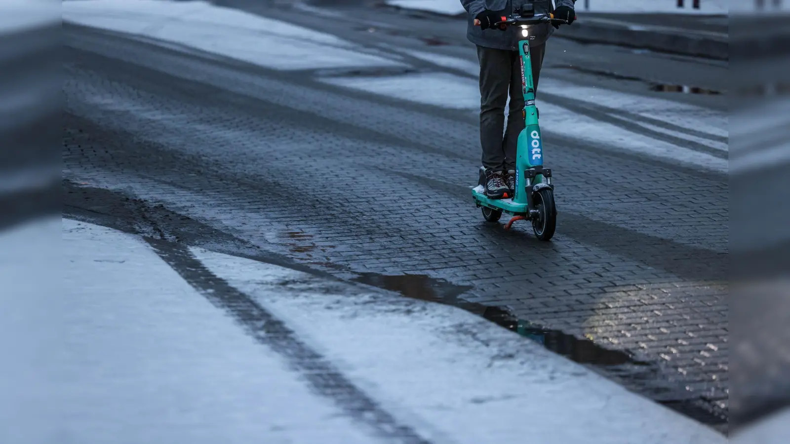 In Weiden erwischt die Polizei einen betrunkenen E-Scooter-Fahrer. (Symbolbild: David-Wolfgang Ebener/dpa)