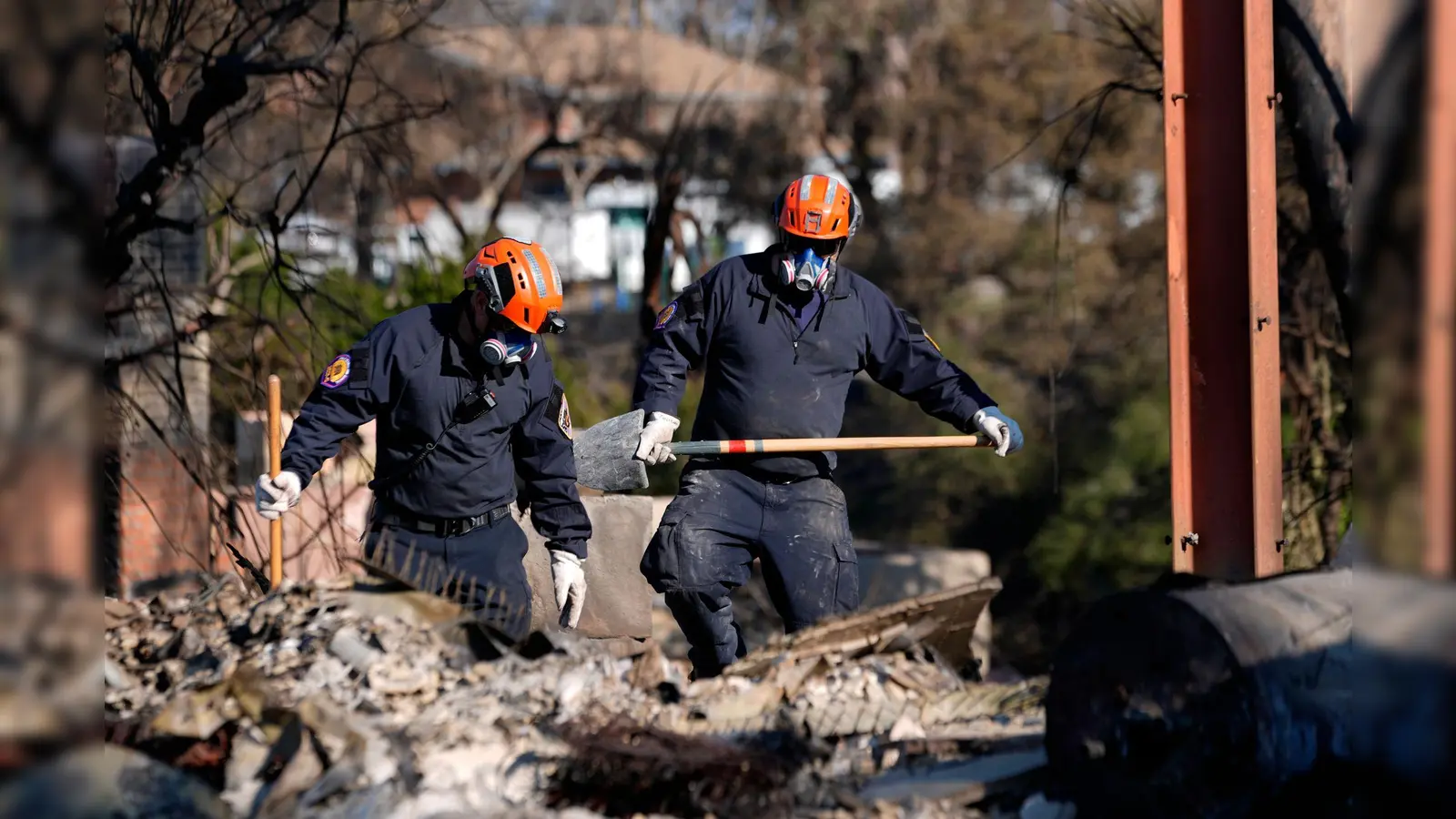 In den Brandruinen wird auch noch nach möglichen Opfern gesucht.  (Bild: Richard Vogel/AP/dpa)