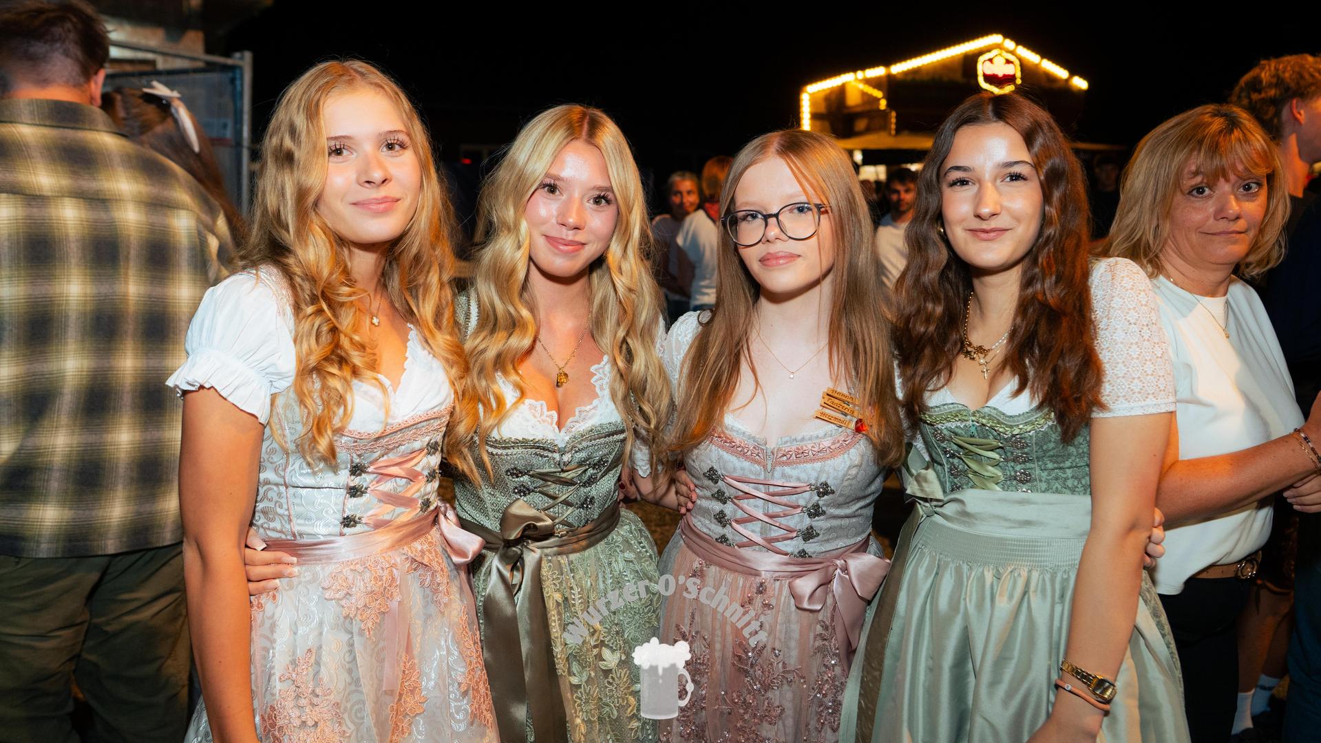 Die Gäste genießen den Abend in Wurz. (Bild: Hannes Stock)