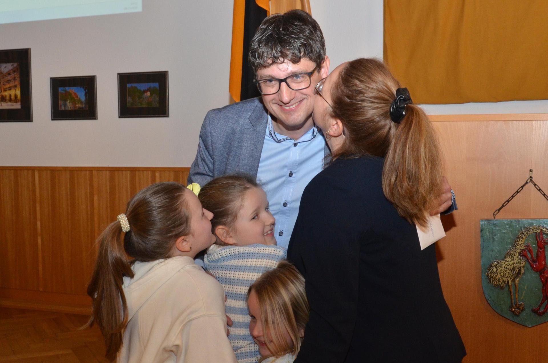 Uli Münchmeier hat die Bürgermeisterwahl in Vohenstrauß gewonnen und nimmt Glückwünsche seiner Frau Sonja entgegen sowie seine drei Töchter Elena, Isabella und Marlene in den Arm.  (Bild: dob)