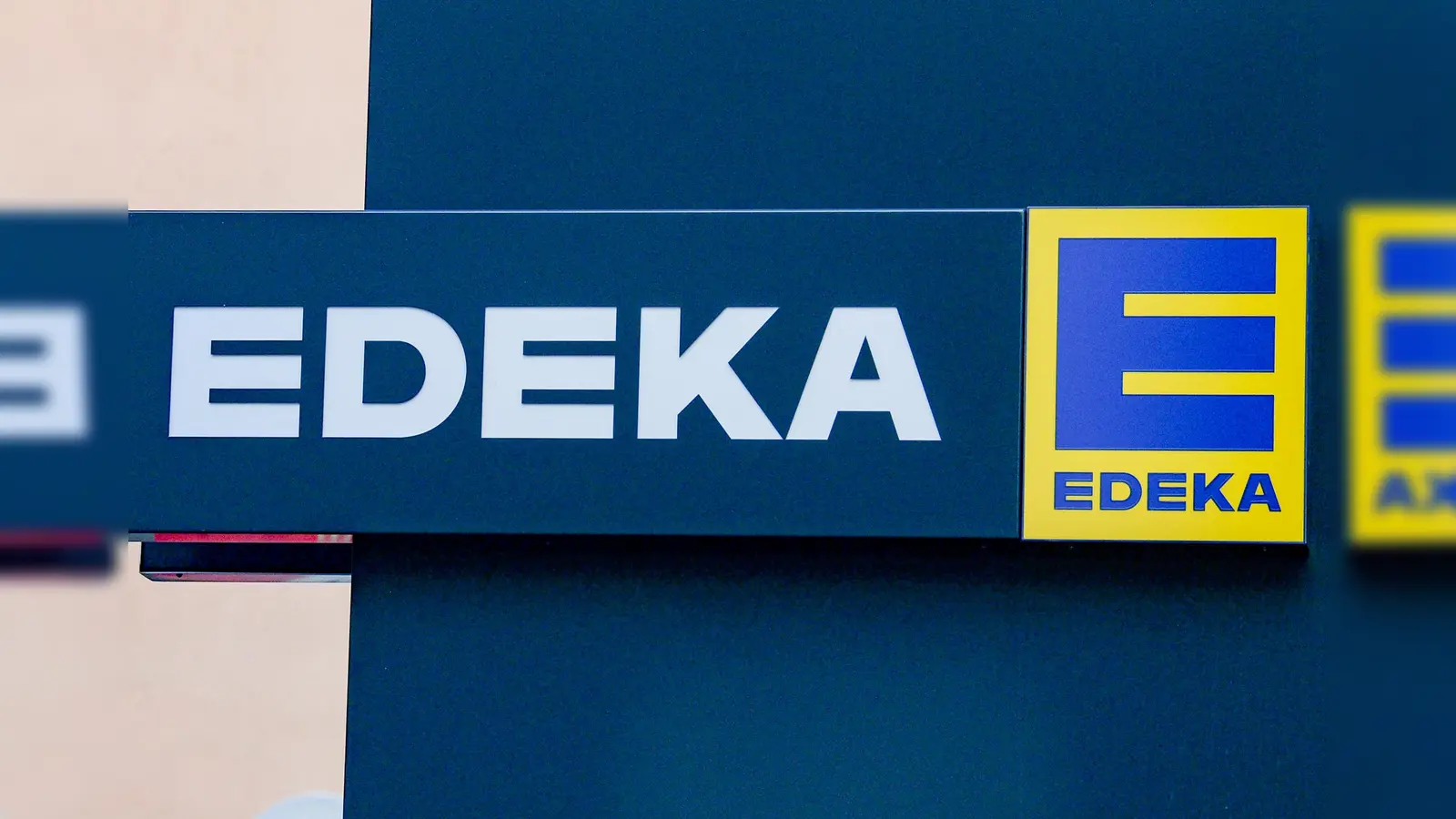 Das Logo von Edeka.  (Symbolbild: Jens Kalaene)