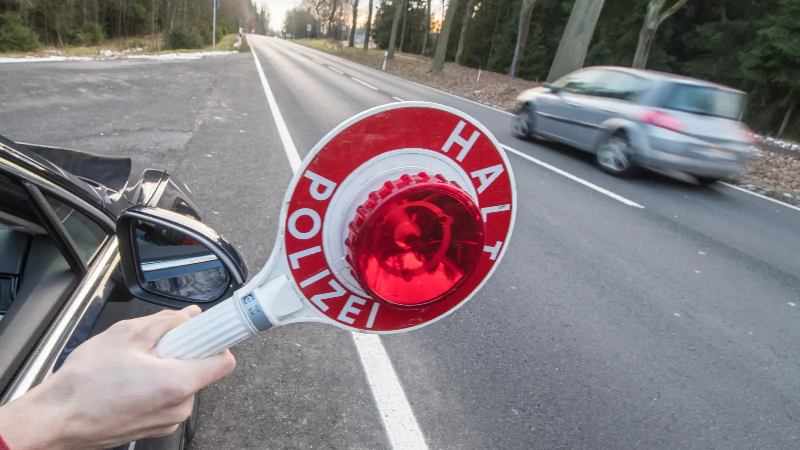 Bei einer Kontrolle in Waidhaus vollstreckten Beamte der Grenzpolizei einen Haftbefehl. (Symbolbild: Armin Weigel/dpa)