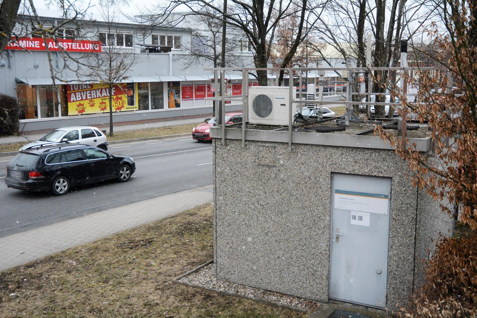 An der Nikolaistraße ist ein Lkw-Fahrer gegen eine Ampel gefahren. Anstatt die Polizei zu rufen, flüchtete er. (Archivbild: Gabi Schönberger)