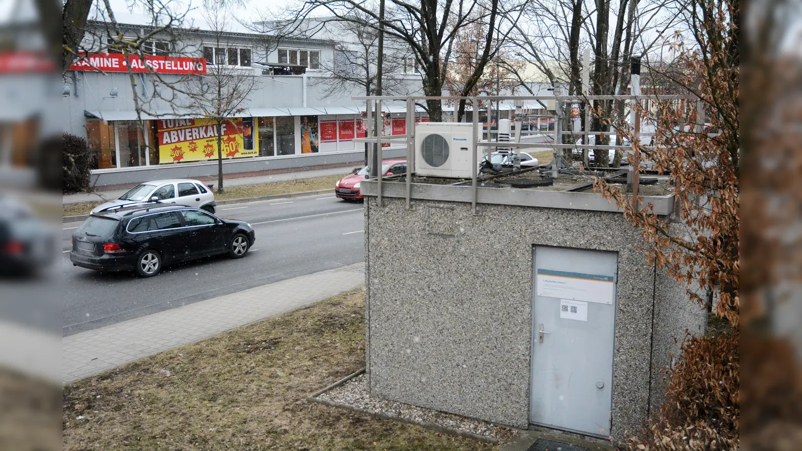 An der Nikolaistraße ist ein Lkw-Fahrer gegen eine Ampel gefahren. Anstatt die Polizei zu rufen, flüchtete er. (Archivbild: Gabi Schönberger)