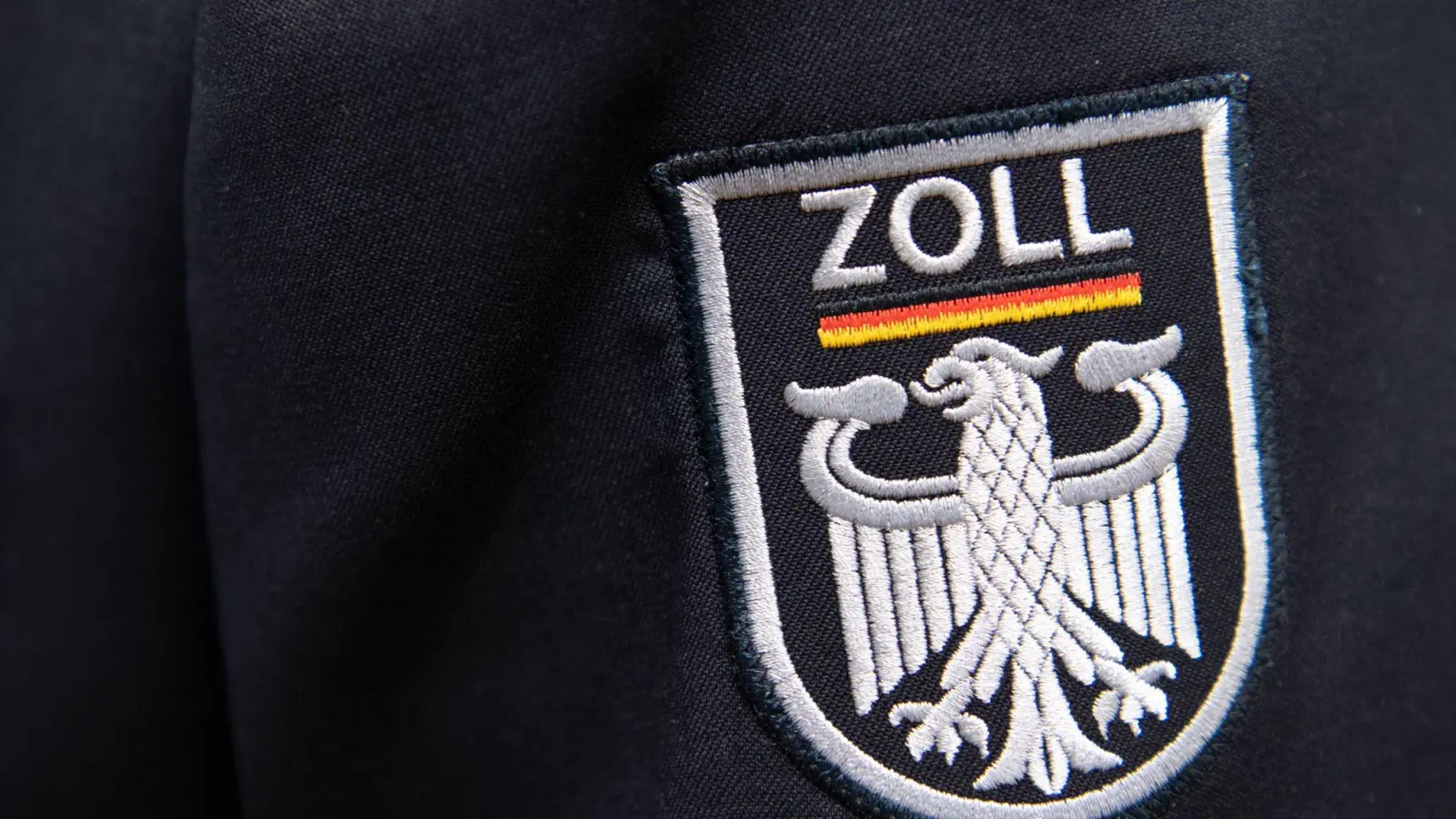 Zollbeamte durchsuchten am Mittwoch auf der Suche nach Betäubungsmitteln eine Wohnung in Windischeschenbach. (Symbolbild: Ralf Hirschberger/dpa)
