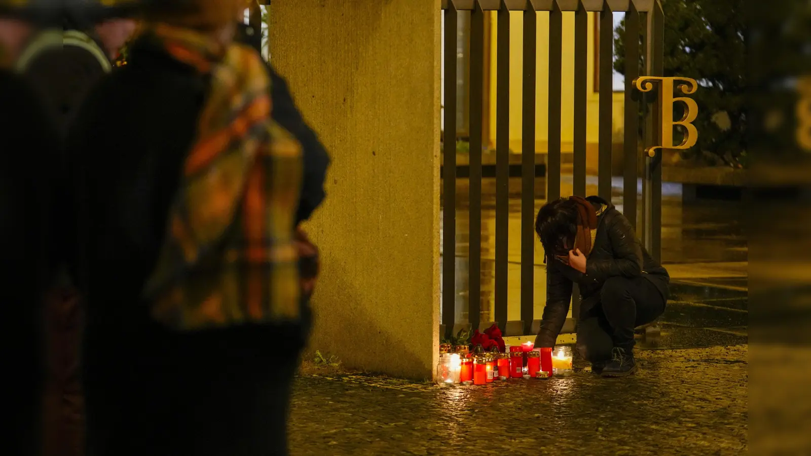 Ein Schütze hat vor dem Gebäude der Philosophischen Fakultät der Karls-Universität in der Prager Innenstadt das Feuer eröffnet und viele Menschen getötet. (Bild: Petr David Josek/dpa)