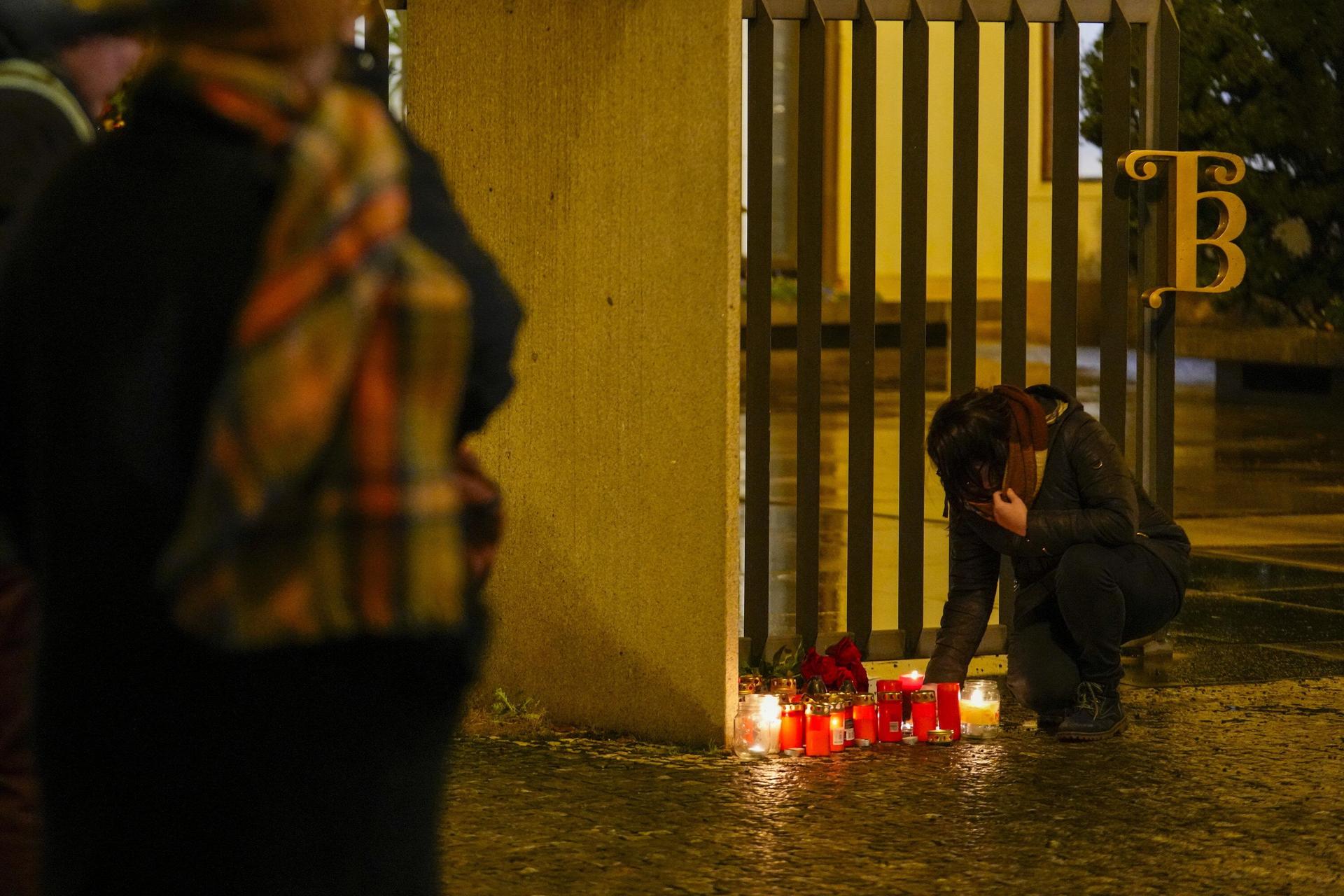 Ein Schütze hat vor dem Gebäude der Philosophischen Fakultät der Karls-Universität in der Prager Innenstadt das Feuer eröffnet und viele Menschen getötet. (Bild: Petr David Josek/dpa)