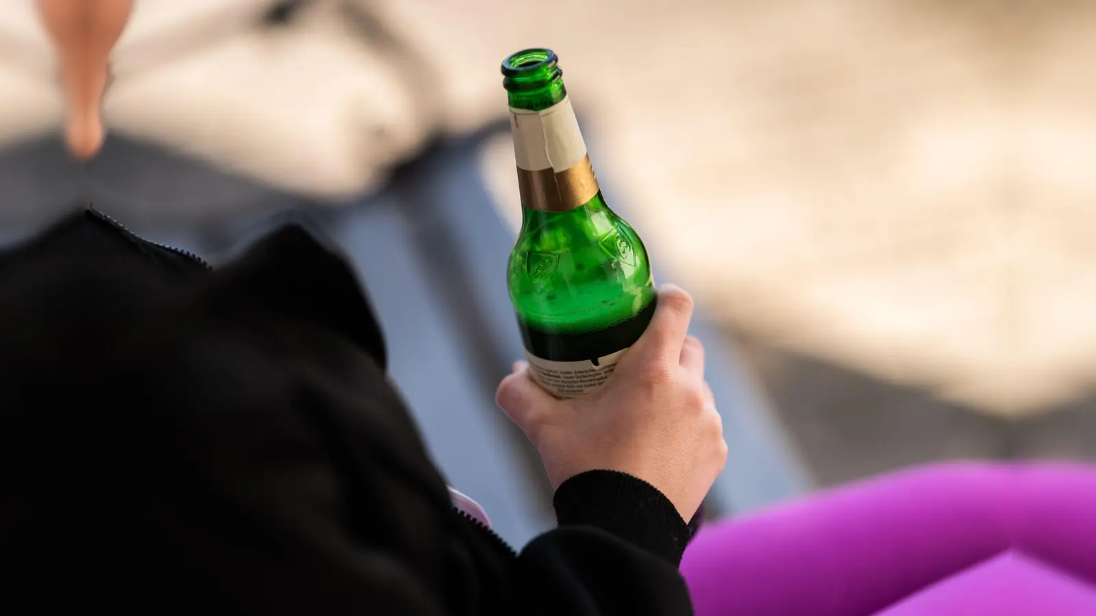 Ausschweifendes Alkohol trinken nimmt laut einer Studie bei jungen Leuten wieder zu. (Archivbild) (Bild: Silas Stein/dpa)