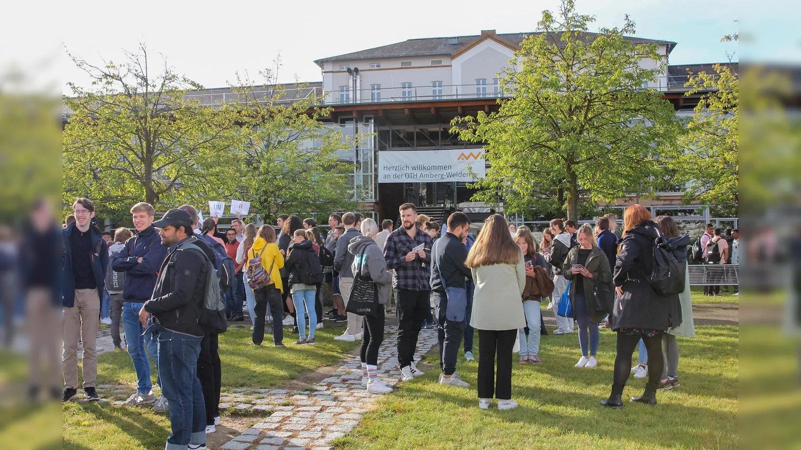 Vor der OTH-Führung versammelten sich die Studierenden erst einmal am Campus-Gelände.  (Bild: Wiesel/OTH Amberg-Weiden)