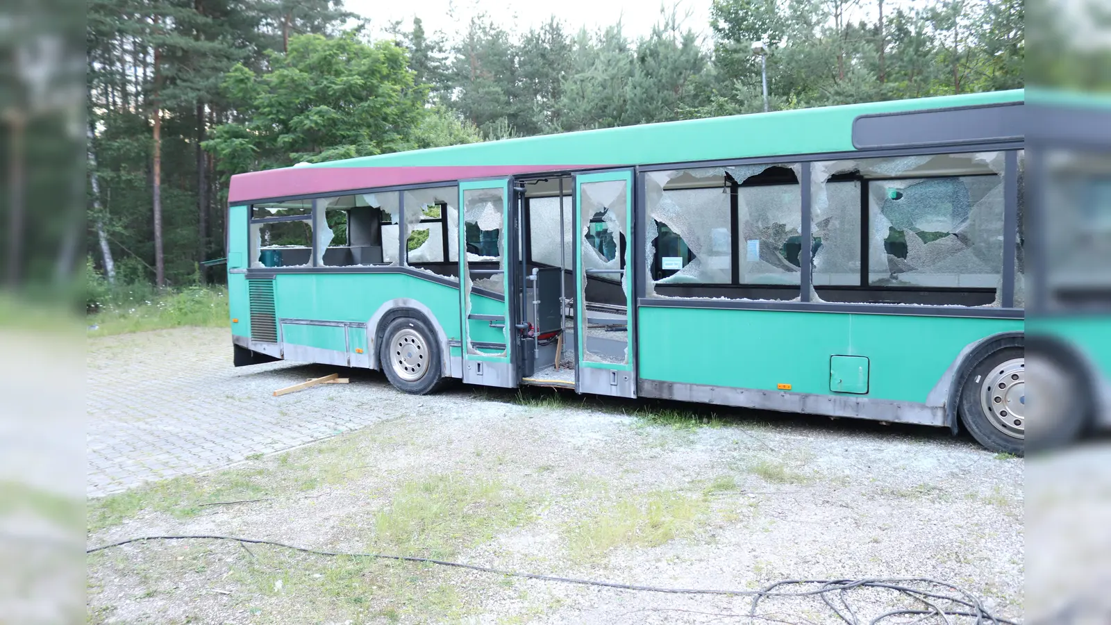 An einem der Busse wurden sämtliche Scheiben zerstört. (Bild: Polizeiinspektion Schwandorf/exb)