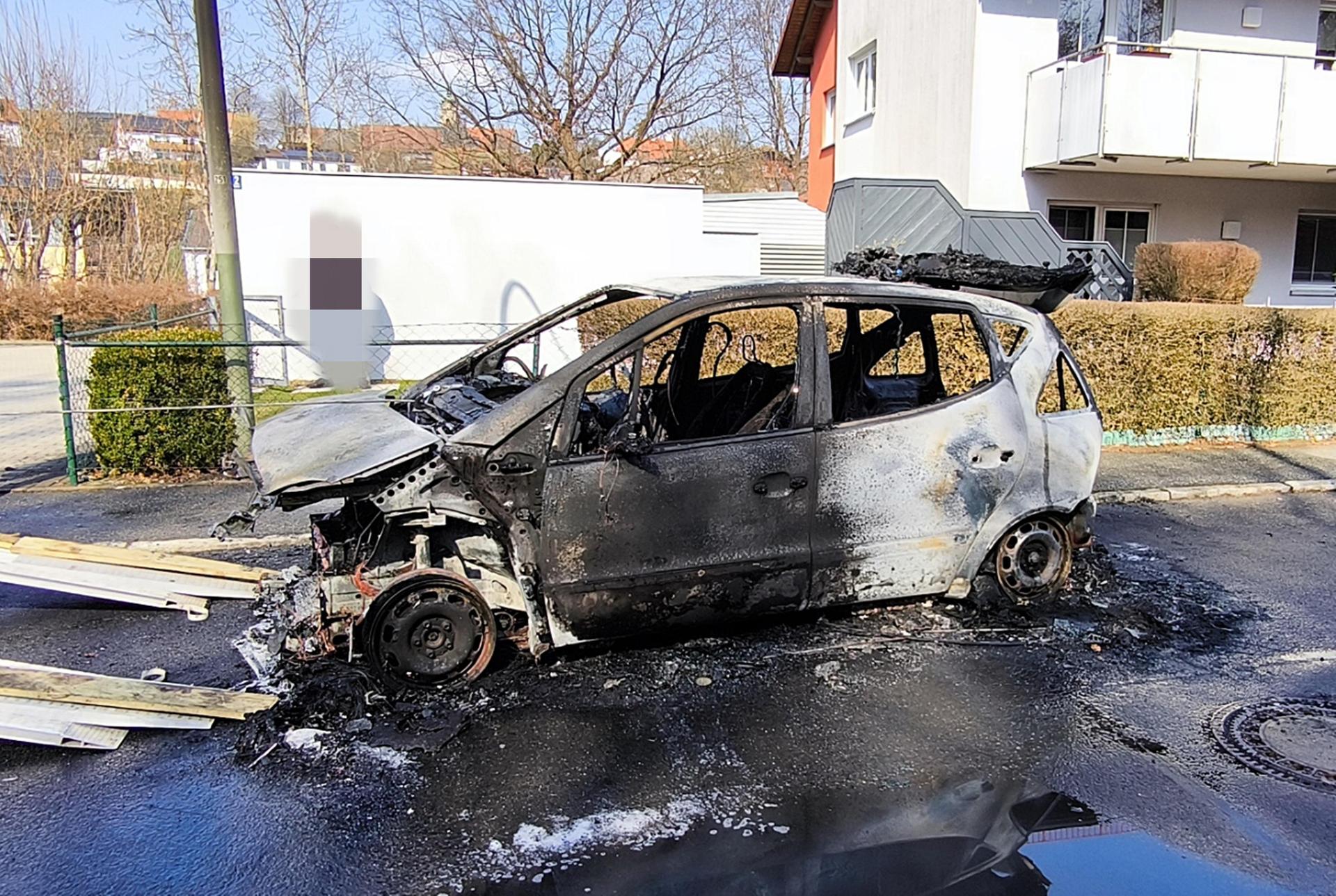 Der Wagen war als solcher nicht mehr zu erkennen. (Bild: jma)