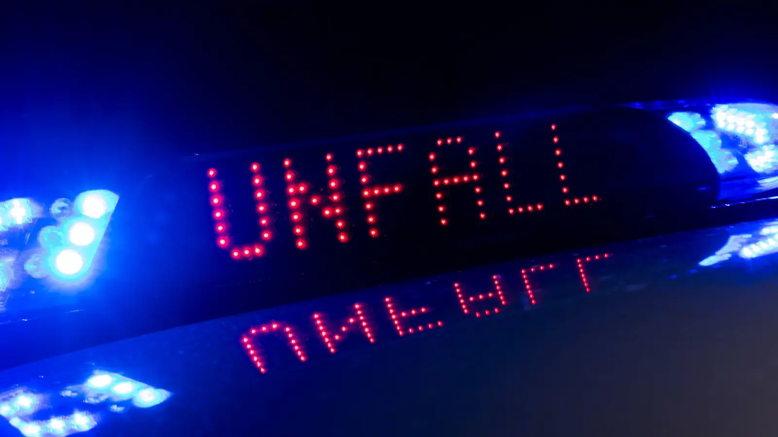 Schnee- und Eisglätte führen am Donnerstag in Weiden zu zehn Unfällen. Besonders auf der B 470 kommt es zu erheblichen Störungen. Ein Unfall verursacht Totalschäden. (Symbolbild: Monika Skolimowska/ZB/dpa)