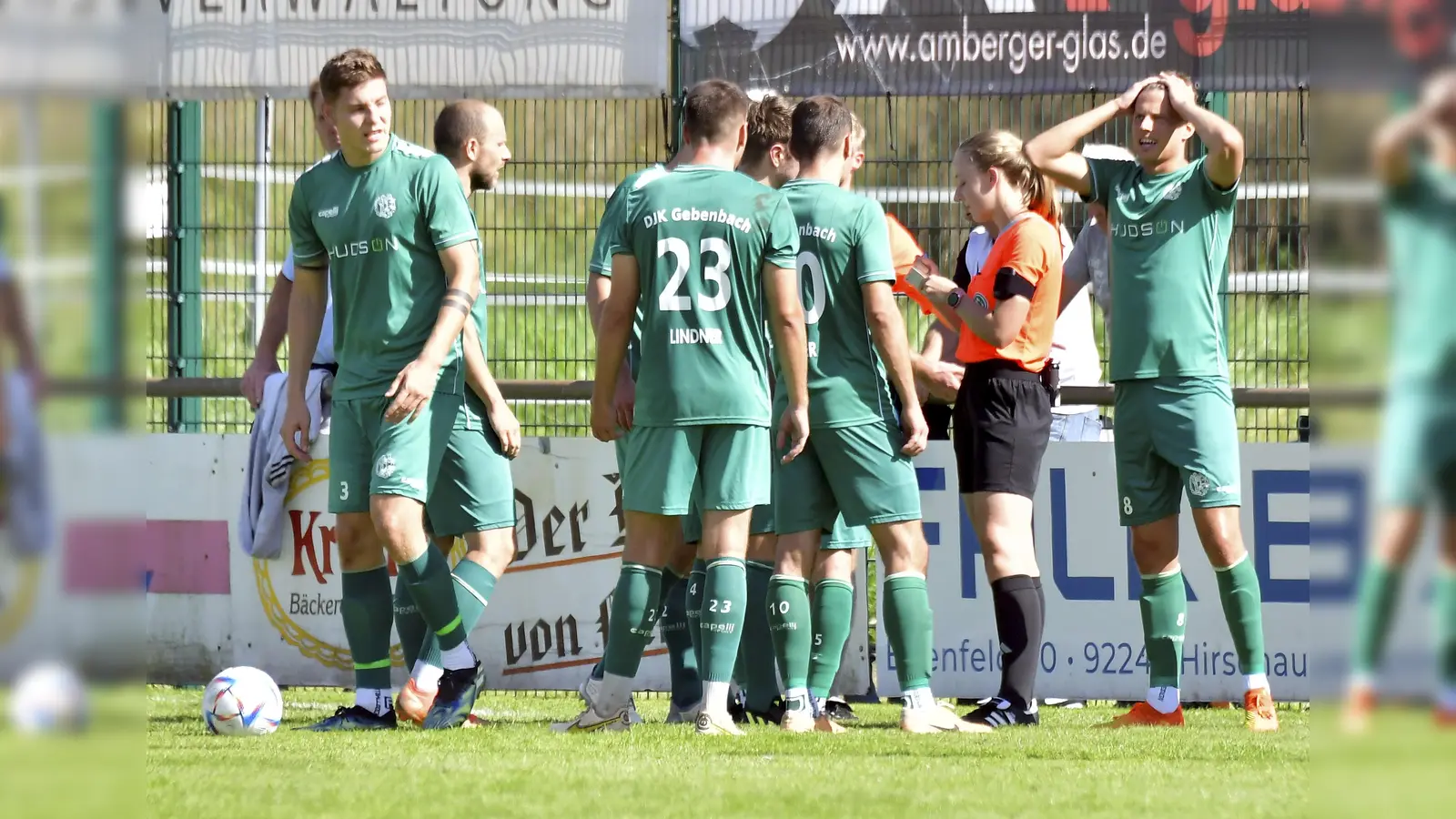 Schiedsrichterinnen, wie hier Marina Bachmann in einem Bayernliga-Spiel mit Beteiligung der DJK Gebenbach, haben die Möglichkeit, bis in höhere Fußball-Ligen aufzusteigen. Bayernweit beginnen dazu Neulingskurse speziell für Mädchen und Frauen. (Archivbild: Hubert Ziegler)