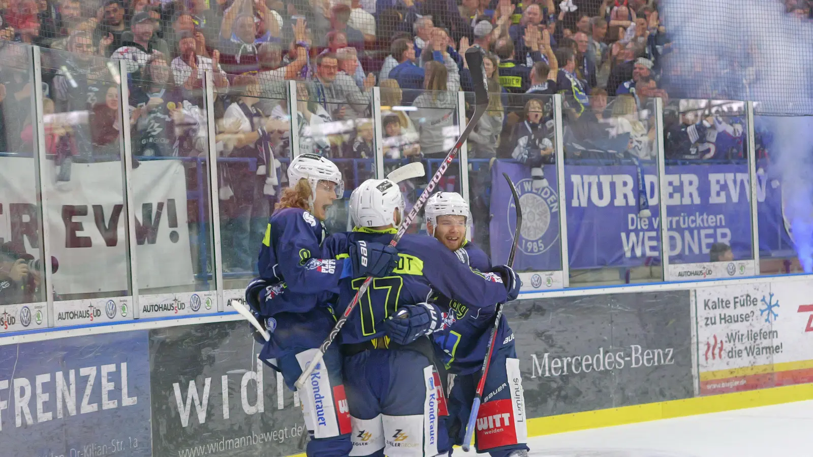 Jubel bei den Spielern der Blue Devils Weiden nach dem Treffer zum zwischenzeitlichen 1:0. (Bild: Elke Englmaier)