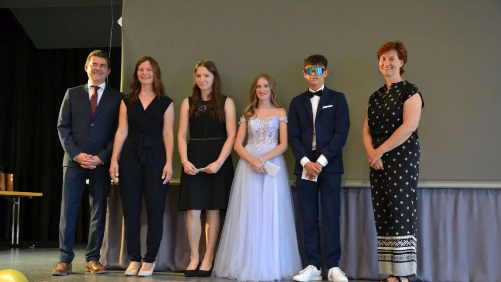 Freuen sich mit den besten Schülern der Klasse 9a: Rektor Michael Koppmann (von links), Klassenlehrerin Manuela Grünauer, die Schüler Sophia Stangl, Marisa Hirmer und Lukas Birner und 2. Bürgermeisterin Tanja Kippes. (Bild: Doris Pensky/exb)