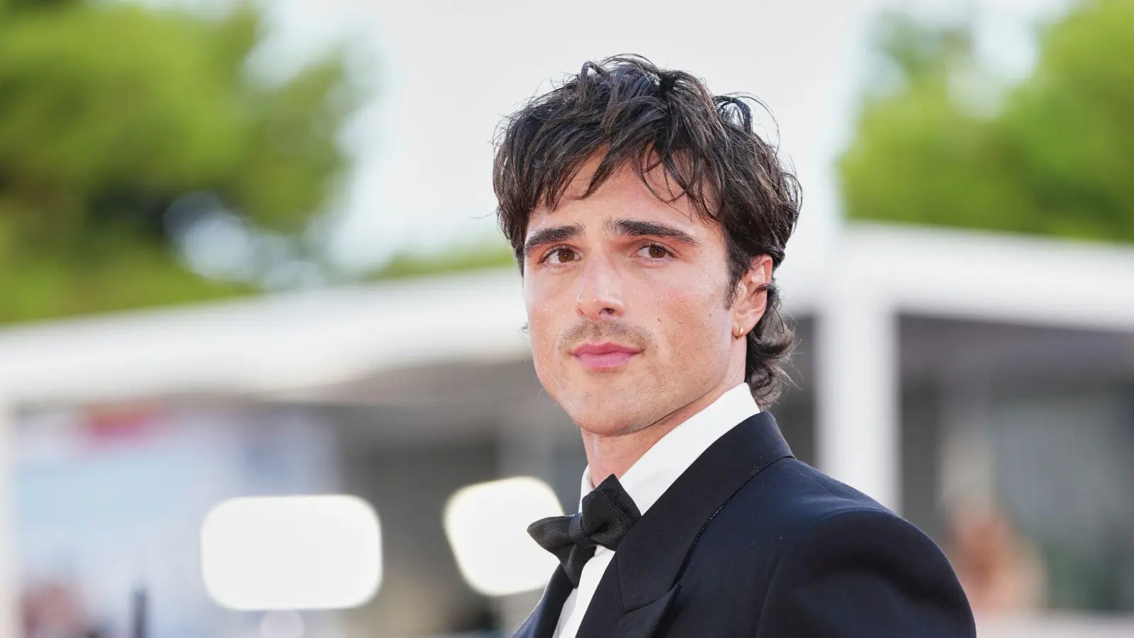 Hollywood-Schauspieler Jacob Elordi freute sich eigenen Worten zufolge über große Schmerzen, die er vor Beginn der Dreharbeiten zu „Frankenstein“ hatte.  (Archivbild: Scott A Garfitt/Invision/AP/dpa)