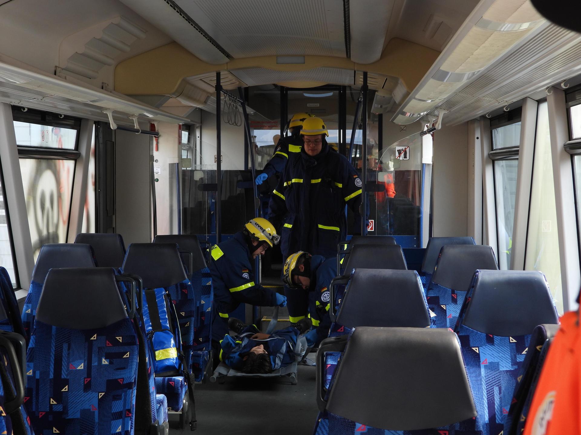 Insgesamt fünf Verletzte müssen nach einem fiktiven Zugunglück auf dem OWS-Gelände aus einem Triebfahrzeug gerettet werden. (Bild: Richard Meiler/exb)