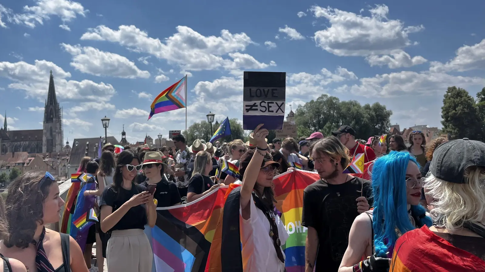 In diesem Jahr führte die verkürzte Protestroute des CSD in Regensburg über die Steinerne Brücke. (Bild: Mutiara Sudarma)