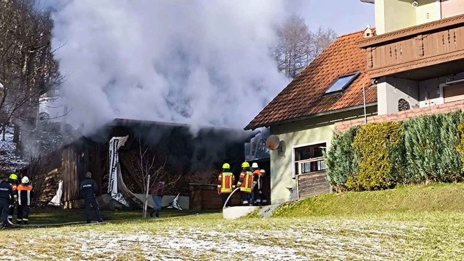 Am Samstagmittag gerät eine Scheune in Wölkersdorf bei Kirchenthumbach in Brand.  (Bild: jma)