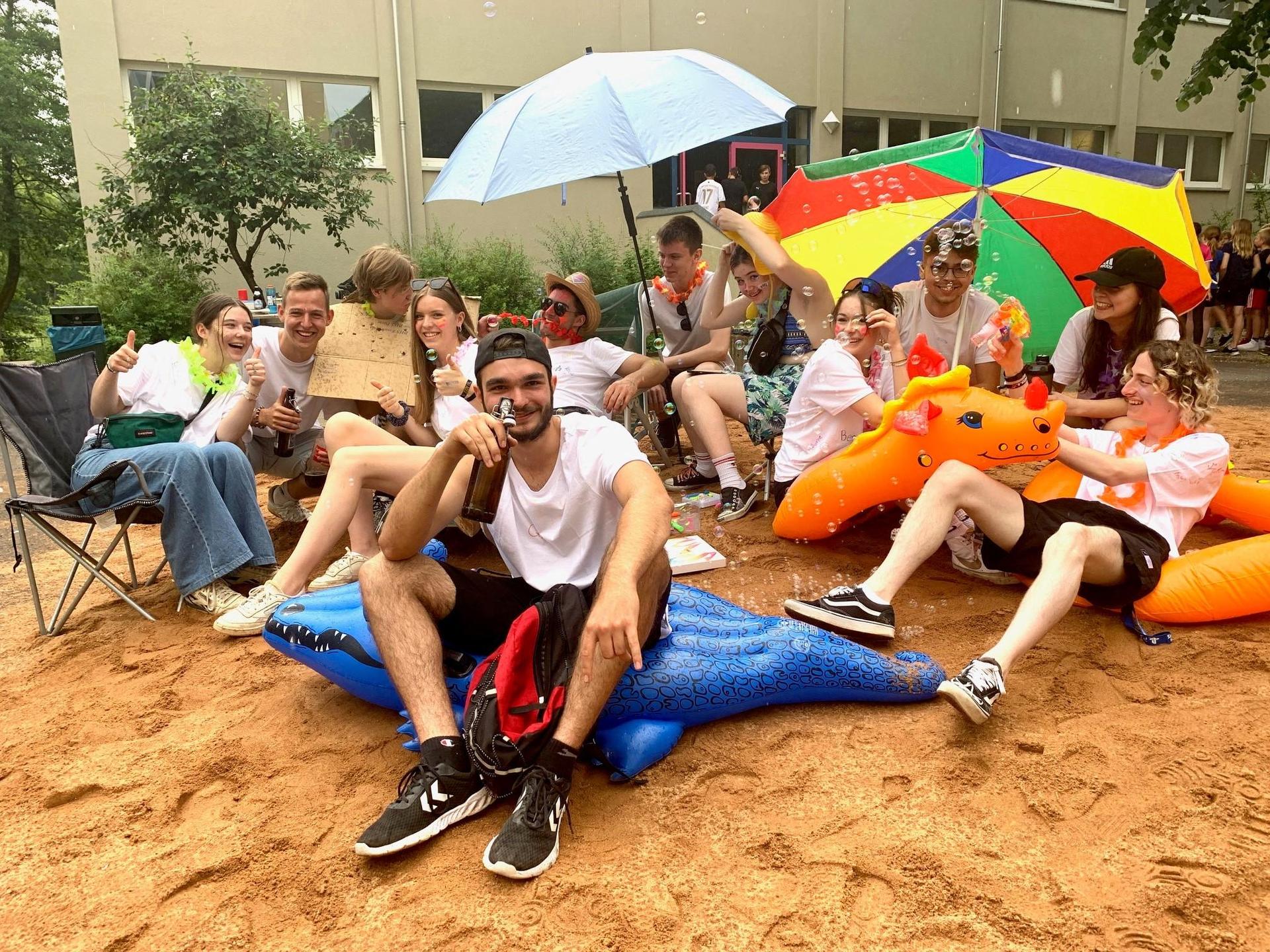 Fünf Tonnen Sand verwandeln den Pausenhof des Augustinus Gymnasiums Weiden beim Abi-Streich in einen Strand.  (Bild: Gabi Schönberger)