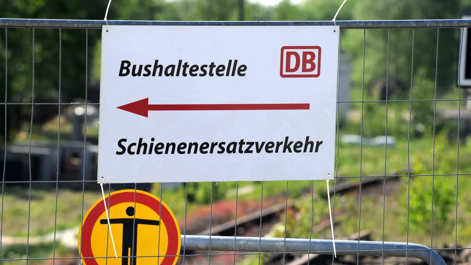 Zwischen Regensburg und Hof und somit auch auf dem Weg zur Landesgartenschau in Furth im Wald kommt es ab 15. Juni zu Sperrungen von Bahnstrecken. Es wird ein Schienenersatzverkehr mit Bussen eingerichtet. (Bild: Carsten Rehder dpa/lno)