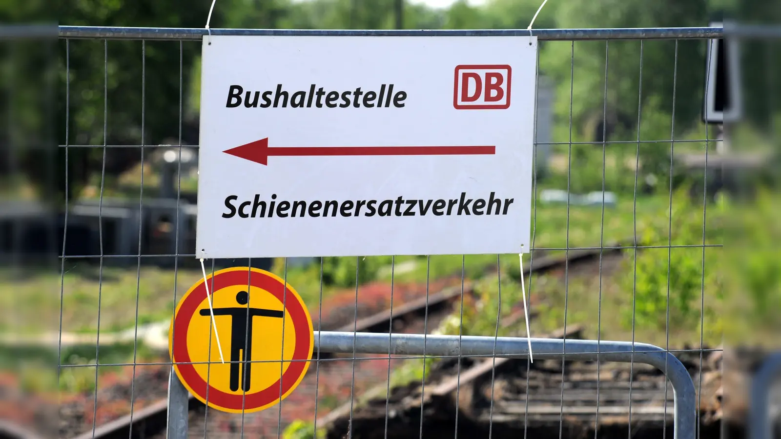 Längere Fahrzeiten, geänderte Abfahrtszeiten oder auch Teilausfälle warten auf der Bahnstrecke zwischen Amberg und Nürnberg auf die Reisenden. (Symbolbild: Carsten Rehder dpa/lno)