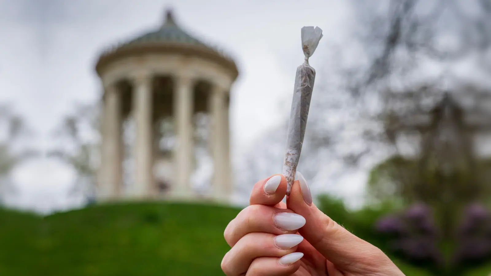 Kiffen muss im Englischen Garten laut Gericht erlaubt bleiben - zumindest im nördlichen Teil. (Symbolbild) (Bild: Peter Kneffel/dpa)