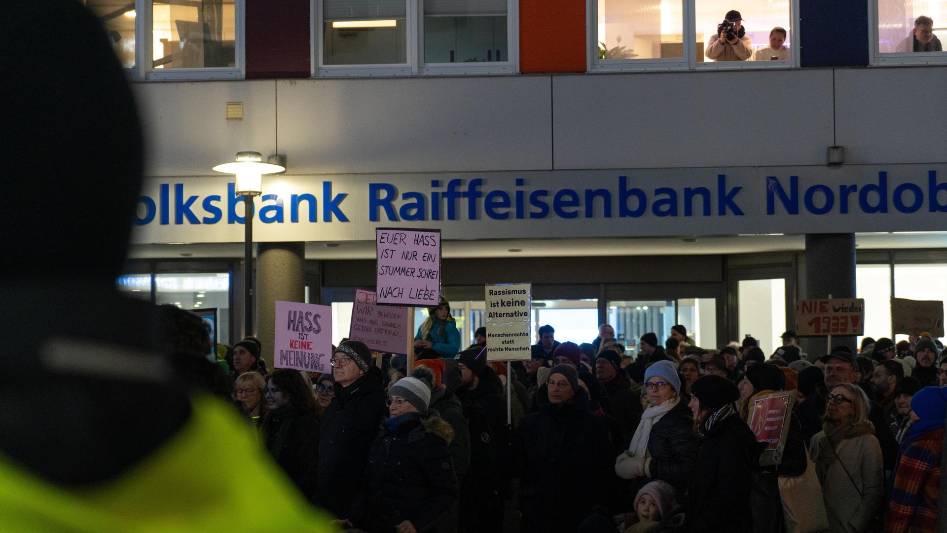 Bei der Demo gegen Rechts haben sich tausende Menschen zu einem Protestmarsch durch Weiden versammelt. (Bild: knz)