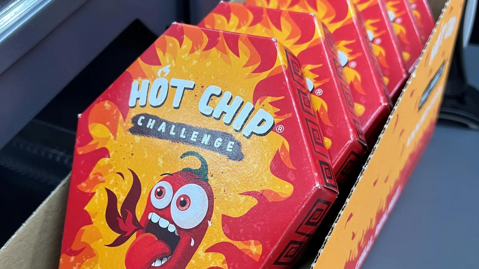 Das Bayerische Landesamt für Gesundheit und Lebensmittelsicherheit warnt vor den extrem scharfen Tortilla-Chips, die in der Werbung als „Hot Chip Challenge“ angepriesen werden.  (Bild: Doreen Garud)