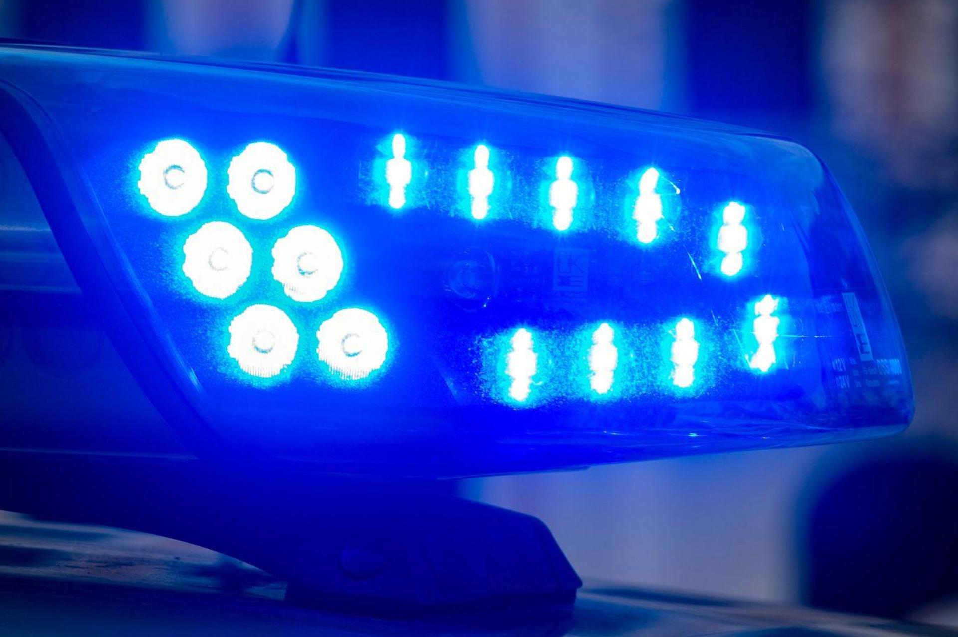 Ein nicht zugelassener Citroen stößt in Schwarzenfeld mit einem anderen Auto zusammen. Die Polizei ermittelt. (Symbolbild: Klaus-Dietmar Gabbert/dpa-Zentralbild/dpa)