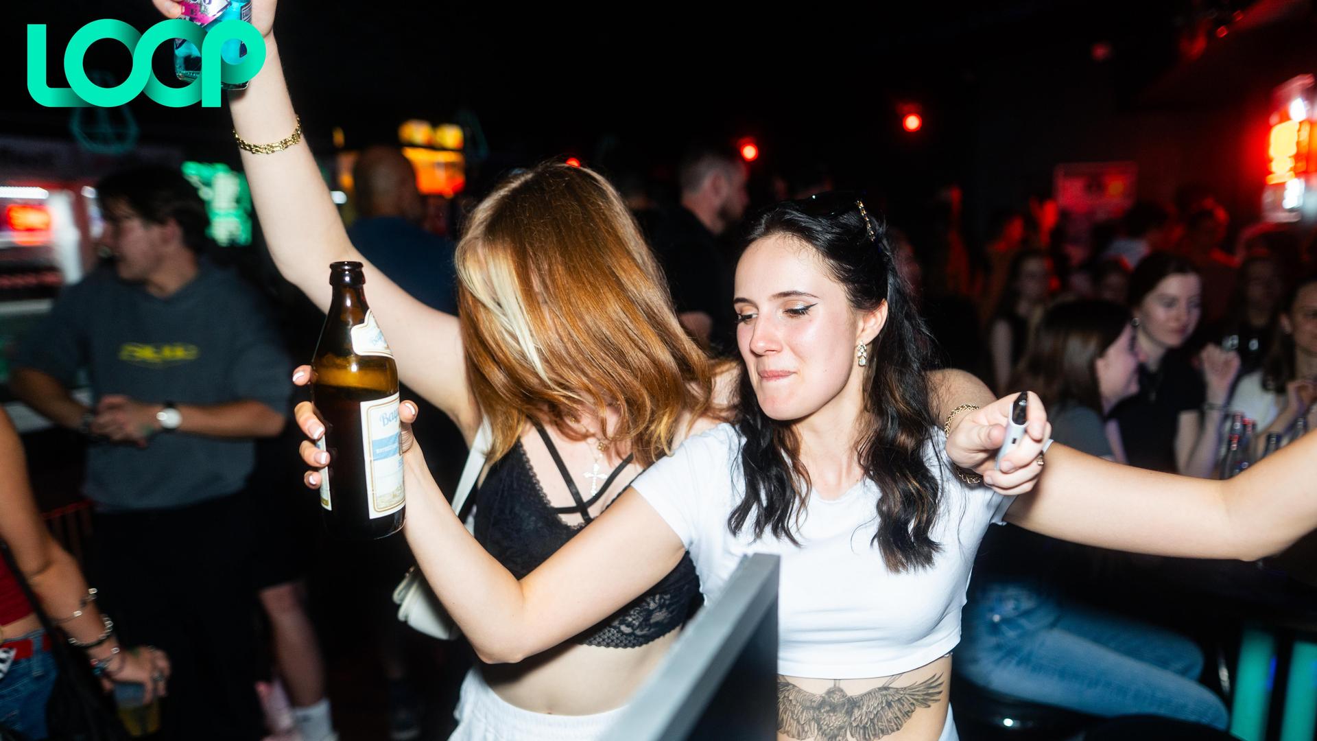 Die „School is out”-Party im Loop. (Bild: Hannes Stock)
