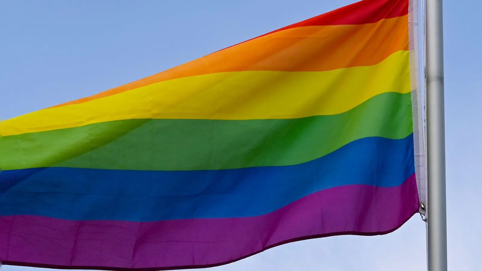 Zum CSD in Landshut kamen laut Polizei 1000 Menschen.  (Bild: Patrick Pleul/dpa-Zentralbild/dpa)