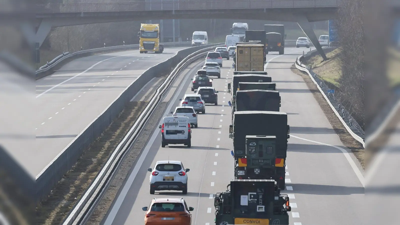 Bundeswehrfahrzeuge fahren am Donnerstagmorgen von Grafenwöhr aus nach Baden-Württemberg. (Bild: Daniel Löb)