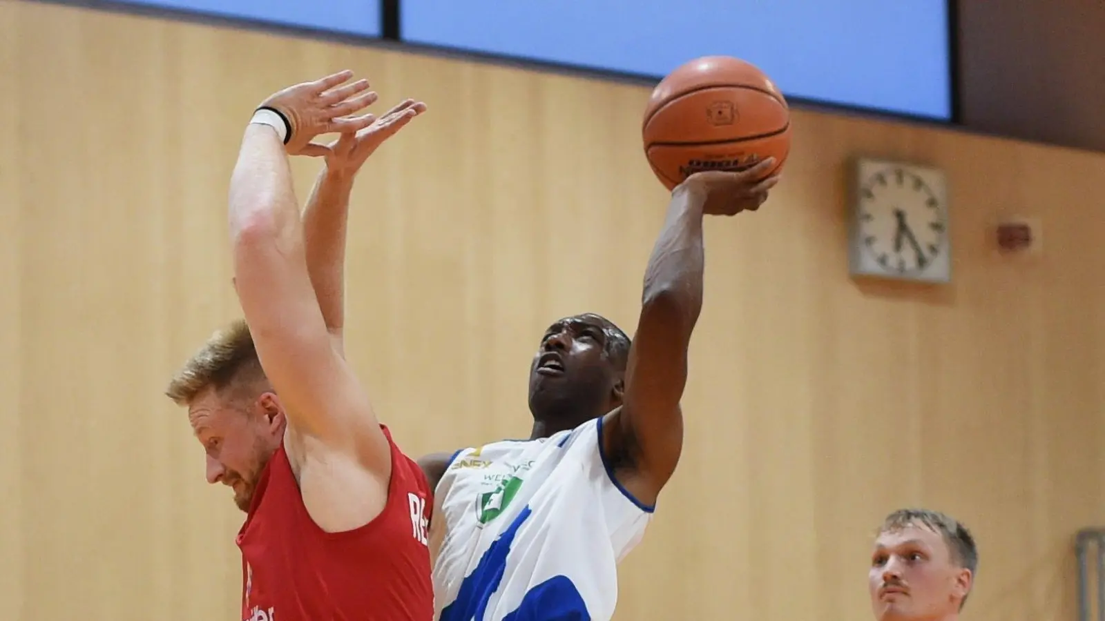 Die Weidener Basketballer /am Ball Chris Hill) empfangen den Spitzenreiter aus Erlangen. (Archivbild: Büttner)