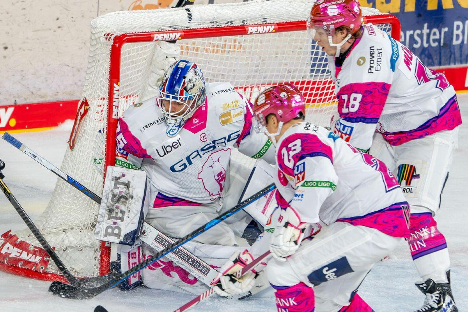 Eisbären-Goalie Jonas Neffin steht im Aufgebot für den Deutschland-Cup in Düsseldorf. Er ist nicht der einzige Spieler mit Weidener Vergangenheit, der nominiert wurde.  (Bild: Maximilian Koch/dpa)