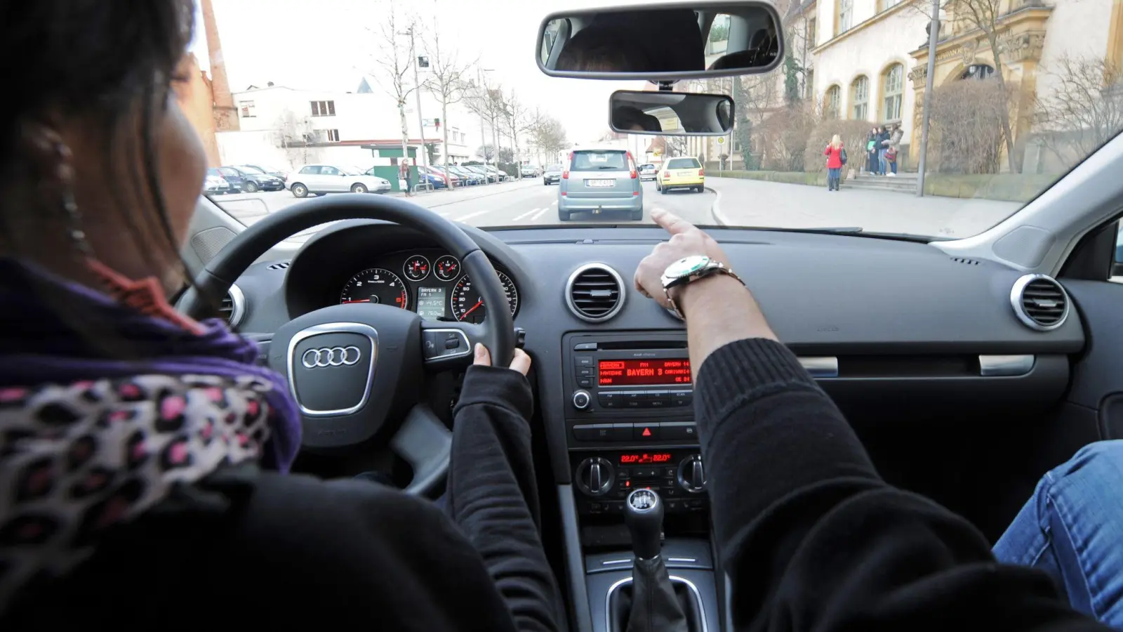 Die CSU würde den Führerschein ab 17 gerne ausweiten. Auch 16-Jährige sollen dann schon in Begleitung ein Auto fahren dürfen. (Symbolbild: picture alliance / dpa)