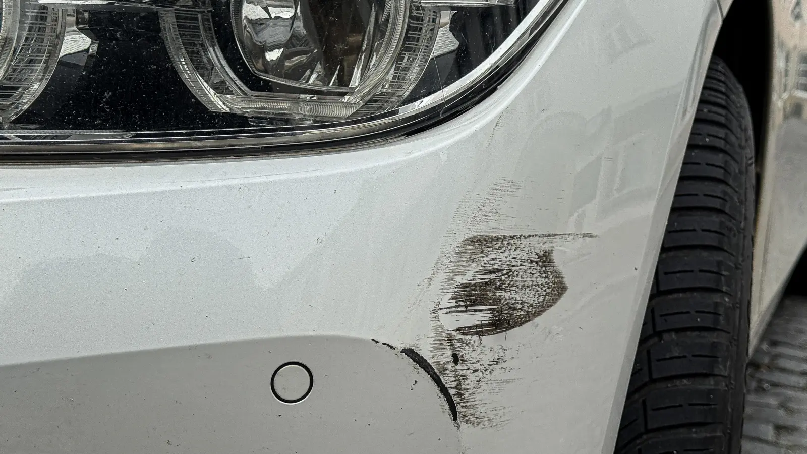 In Pressath wurde ein geparkter VW Golf beschädigt. Der Unfallverursacher flüchtete. Die Polizei sucht Zeugen. (Symbolbild: Stephan Huber)