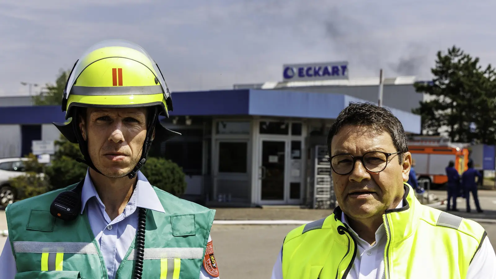 Feuerwehr-Pressesprecher Hans-Jürgen Schlosser (links) und Wackersdorfs Bürgermeister Thomas Falter geben erste Informationen.  (Bild: Hösamer)