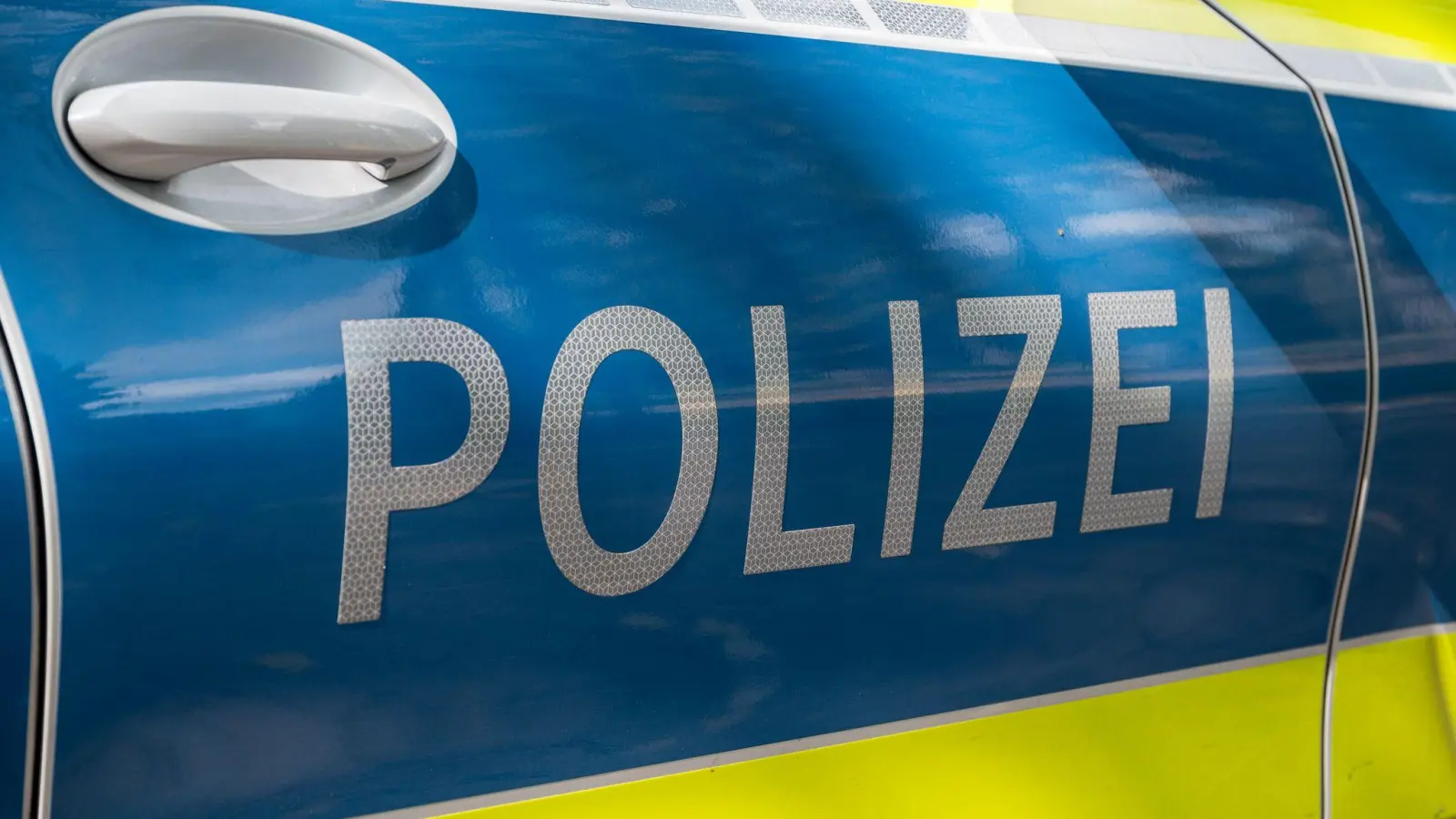 Eine Radfahrerin ist in Weiden gestürzt, nachdem ihre Umhängetasche laut Polizei den Lenker blockiert hatte. (Symbolbild: Daniel Vogl/dpa)