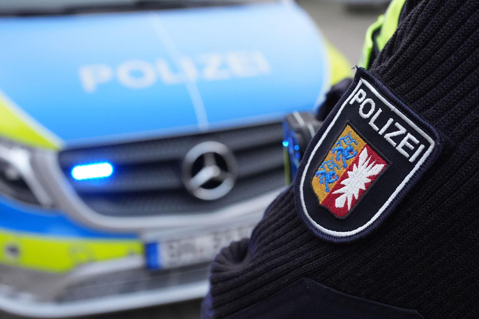 Die Polizei warnt immer wieder vor Trickdieben und Betrügern an der Haustür. Meistens haben die Kriminellen das Ziel, in die Wohnung ihrer Opfer zu gelangen.  (Symbolbild: Marcus Brandt/dpa)
