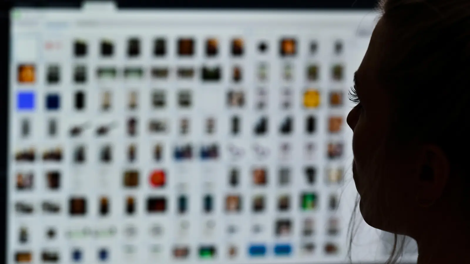 Über 25.000 pornografische Dateien werteten die Ermittler auf dem Laptop und dem Handy des Angeklagten aus. Darunter fanden sie auch mehr als 200 Fotos und Videos, die sexualisierte Gewalt gegen Kinder zeigten.  (Symbolbild: Arne Dedert/dpa)