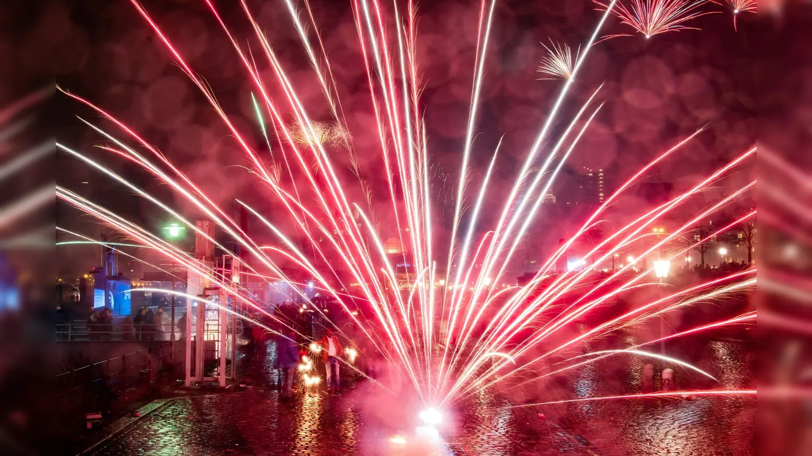 Auf dem Campus der OTH in Weiden findet zu Neujahr eine große Silvesterparty statt. (Symbolbild: Axel Heimken/dpa)