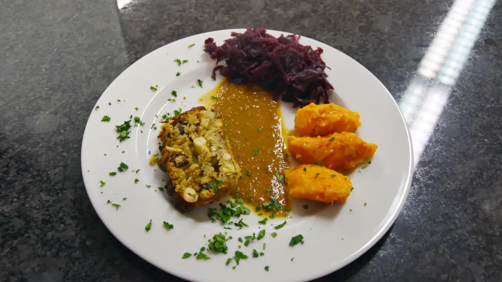 Wer kein Fleisch essen möchte, muss auf einen Braten nicht verzichten. Es gibt verschiedene Möglichkeiten, einen veganen Braten zuzubereiten. (Archivbild: Beate-Josefine Luber)