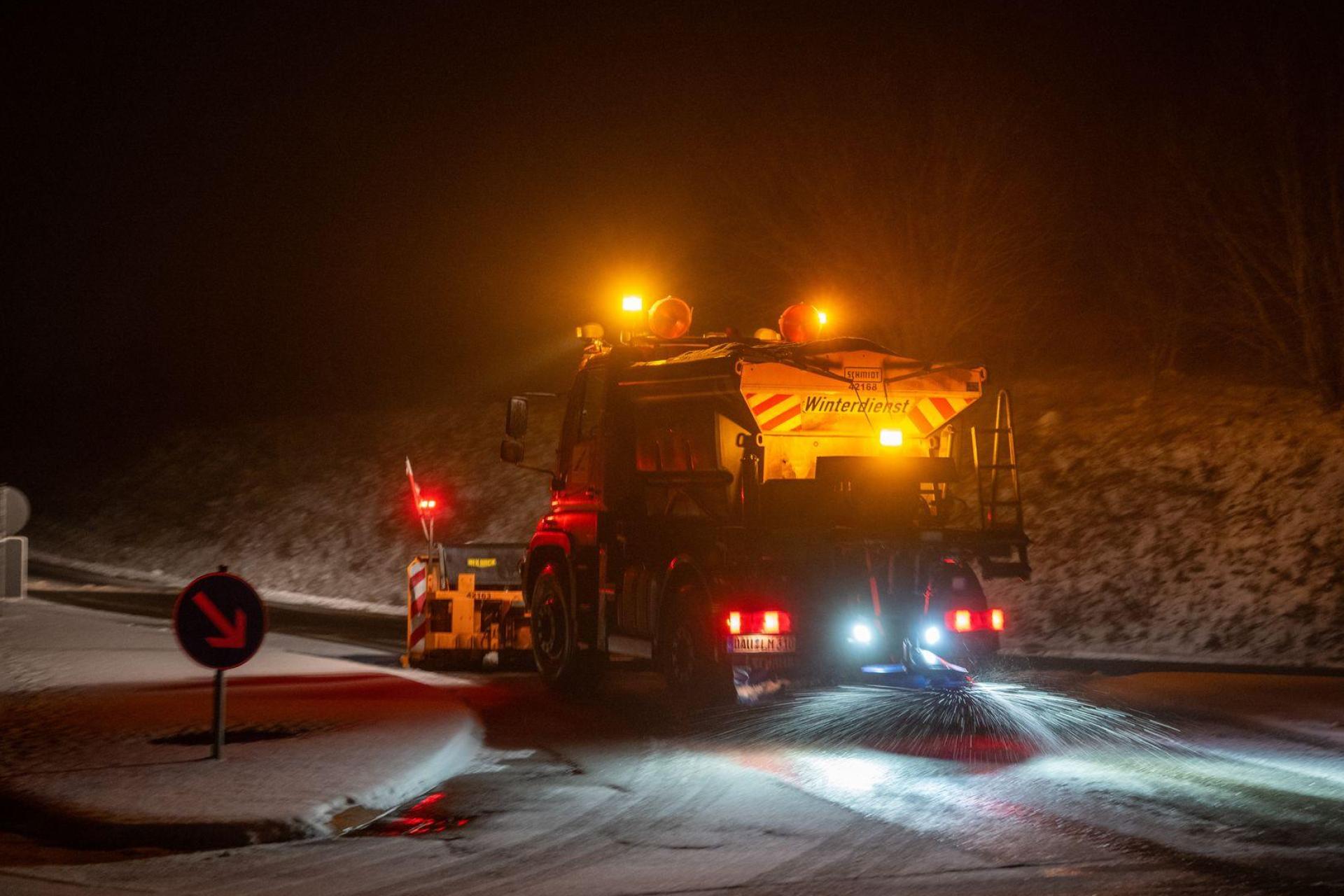 Glatteis und Schnee: Die Arbeitswoche begann nicht nur in der Oberpfalz nervenaufreibend. (Bild: Harald Tittel/dpa)