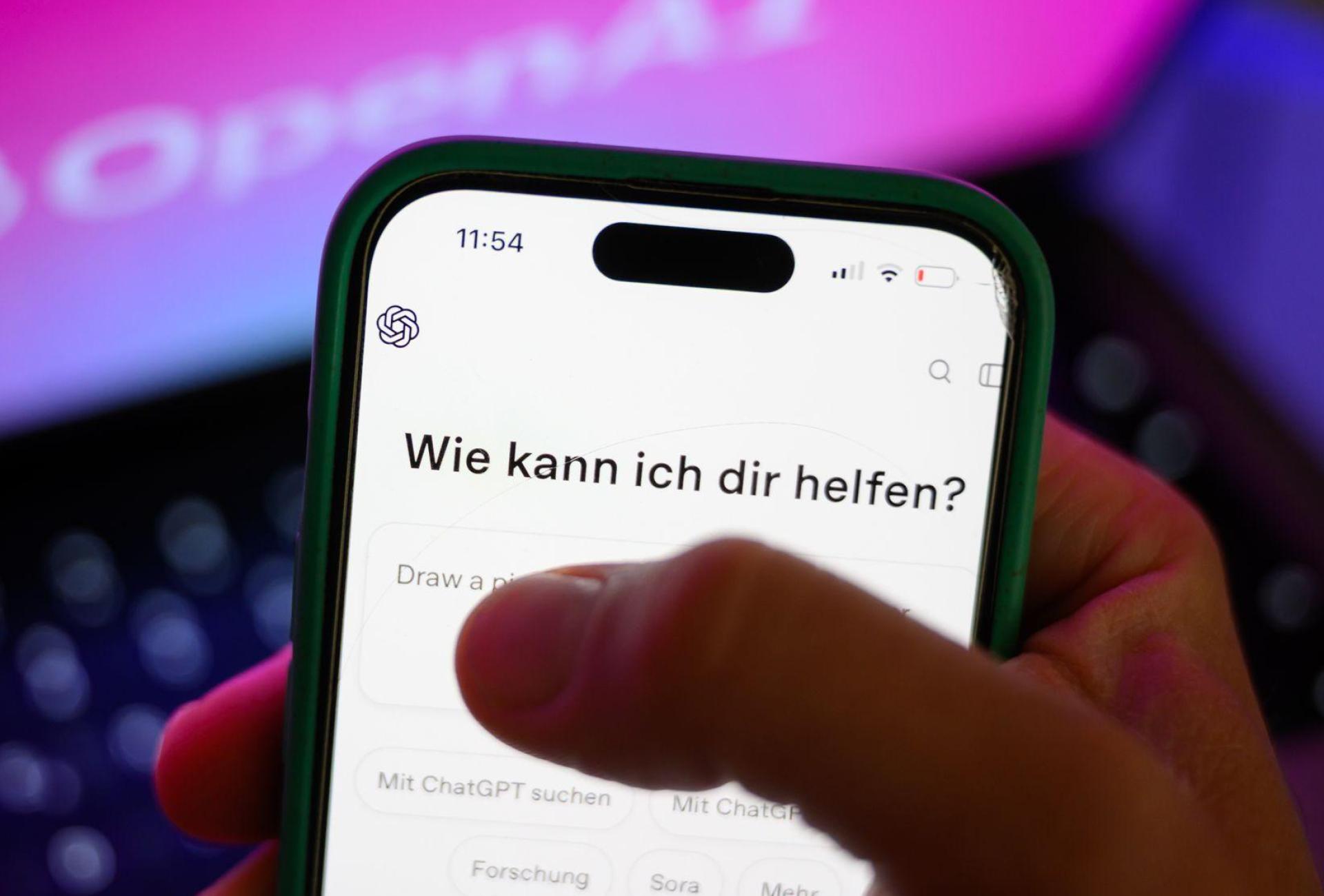 Vor allem junge Menschen befragen KI-Chatbots wie ChatGPT auch zu intimen Problemen.  (Symbolbild: Hendrik Schmidt/dpa/dpa-tmn)